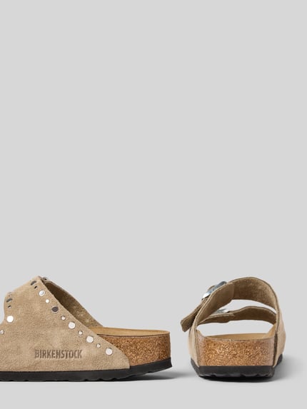 Produktfoto, Sandalette aus Leder mit Nieten Modell 'Arizona Rivet' von Birkenstock, naturalna skóra, nity, sprzączka, zakładana przez głowę, wysokość obcasa w rozmiarze 40: 4 cm, beżowy, kontrastowe faktury, wyraźne kształty