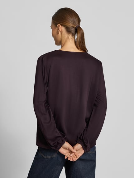 Vrouwenmodel draagt Regular Fit Bluse aus Viskose mit V-Ausschnitt van COMMA in donkerpaars, gladde stof, rechte pasvorm, rugaanzicht, pure viscose, met plooi op de rug, ruglengte bij maat 36: 62 cm, mouwlengte bij maat 36: 61 cm. Ganzkörperansicht Rückansicht.