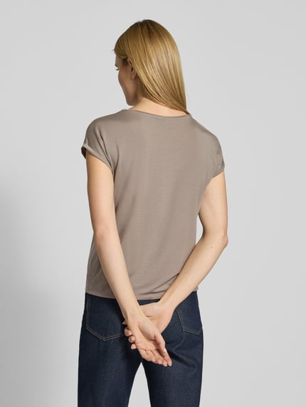 Frauenmodel trägt Regular Fit T-Shirt aus Lyocell-Mix Modell 'AVA' von Vero Moda in Unifarben, Jersey, Ganzkörperansicht Rückansicht