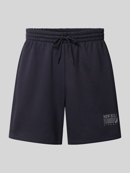 Produktfoto, Sweatshorts aus Baumwoll-Mix von New Balance in Dunkelblau mit geradem Schnitt, elastischem Bund, Label-Print und Gesäßtasche.