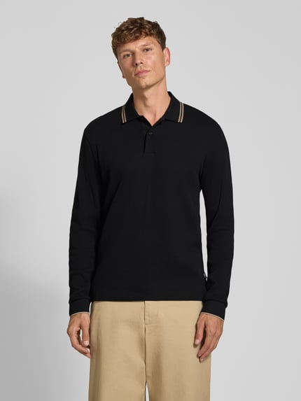 Männermodel trägt schwarzes Regular Fit Poloshirt aus Baumwoll-Mix Modell 'H-Pittman 10' von BOSS, Herren Poloshirt, Ganzkörperansicht von vorne.