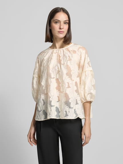 Frauenmodel trägt Relaxed Fit Bluse mit 3/4-Arm und Perlen von Milano Italy in semitransparentem Allover-Look, Rundhalsausschnitt, Ganzkörperansicht von vorne.