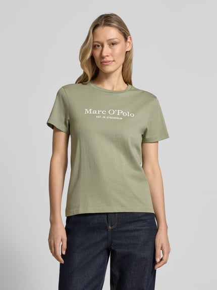 Frauenmodel trägt Regular Fit T-Shirt aus reiner Baumwolle von Marc O'Polo, Optik: Unifarben, Label-Print, Rundhals, Kurzarm, Ganzkörperansicht von vorne.