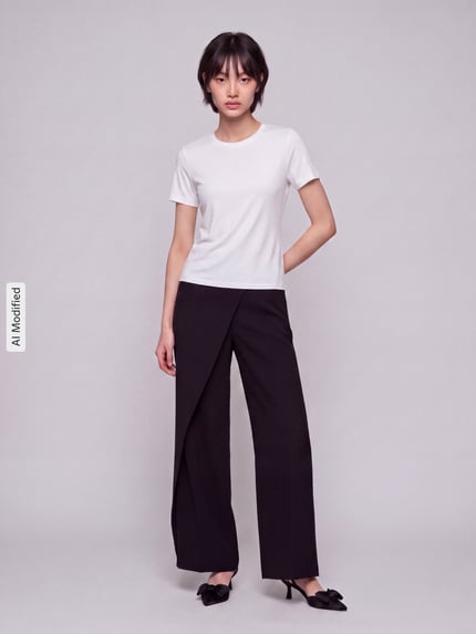 Frauenmodel trägt Slim Fit T-Shirt aus Baumwoll-Mix Modell 'RILEY' von ONLY in Weiß, kombiniert mit schwarzer Hose, Ganzkörperansicht von vorne, KI-modifiziertes Bild. Damen T-Shirt von ONLY.
