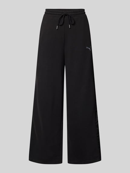 Produktfoto, zwarte Sweatpants met katoenmix van PUMA, uitlopende pasvorm, elastische band met tunnelkoord, zijzakken, model 'HER', labelstitching, binnenbeenlengte maat S 35 cm
