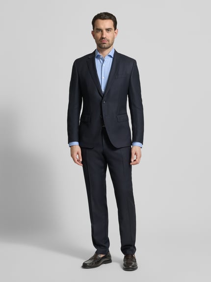 Männermodel trägt Slim Fit Businesshemd mit extra langem Arm Modell 'HANK' von BOSS, Optik:Allover-Muster, reine Baumwolle, Ganzkörperansicht von vorne.