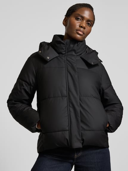 VERO MODA Kurtka pikowana o kroju regular fit z kapturem model ‘GRETAKYLIE’ Czarny 3