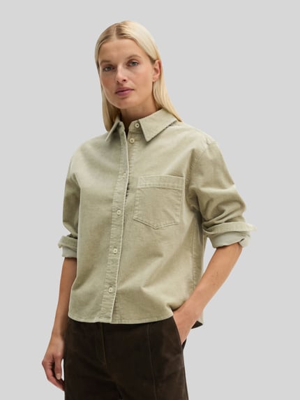 Frauenmodel trägt Regular Fit Langarmbluse aus Baumwoll-Mix von Marc O'Polo in hellem Beige mit feiner Struktur, Ganzkörperansicht von vorne. Damen Langarmbluse von Marc O'Polo.