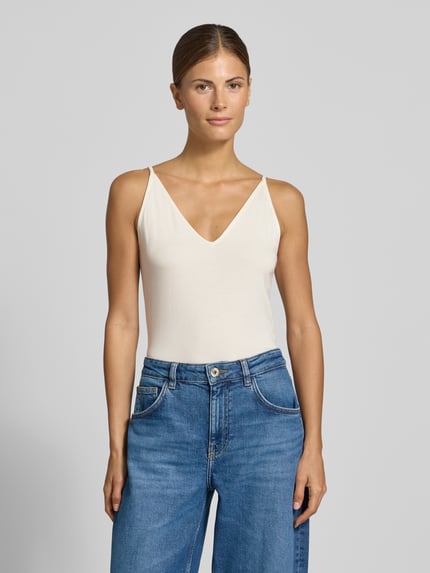Frauenmodel trägt Trägertop aus Viskose-Elasthan-Mix von COMMA in Creme mit V-Ausschnitt und verstellbaren Trägern, Slim Fit, Nahaufnahme Oberkörper.