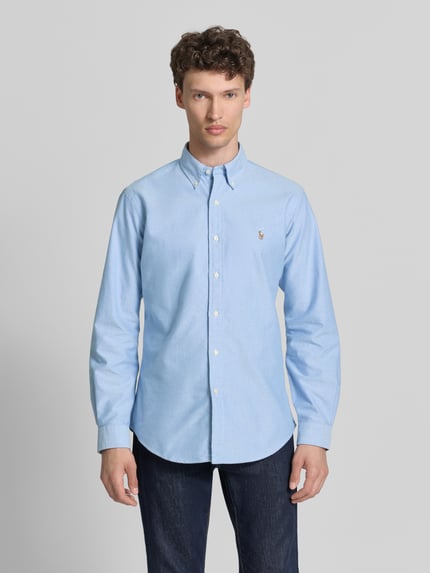 Männermodel trägt Regular Fit Freizeithemd aus reiner Baumwolle von Polo Ralph Lauren in Two-Tone-Optik mit Logo-Stitching, Oxford, Ganzkörperansicht von vorne.