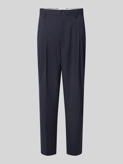 Produktfoto, dunkelblaue Stoffhose mit feinen Streifen, Bügelfalte und geradem Schnitt, Modell 'GRANT' von Casual Friday, Material-Mix mit Viskose-Anteil, französische Eingrifftaschen und Gesäßleistentaschen, Knopf- und Reißverschluss, Straight Fit, neutrale Hintergrundfarbe, für Herren