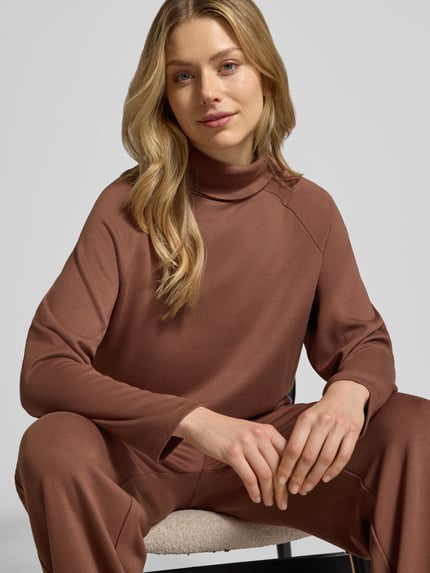 Vrouwenmodel draagt Regular Fit Sweatshirt uit viscose-mix van s.Oliver RED LABEL in effen bruin, mock neck, label stitching, sweatstof, long sleeve, close-up bovenlichaam