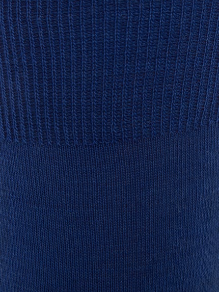 Produktfoto, Socken mit geripptem Abschluss von Falke in Blau, feine Struktur, Schurwoll-Baumwoll-Mix mit Stretch-Anteil, körpernaher Schnitt