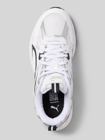 Produktfoto, witte sneakers met zwarte details, meshstructuur en logoprint, Sneaker mit Logo-Print van PUMA, Dames sneaker van PUMA