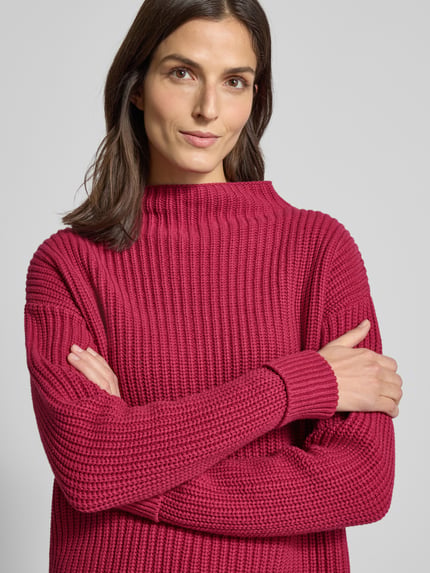 Kobiece model nosi Regular Fit Turtleneck-Pullover aus Baumwoll-Mix Model 'SELMA' od Selected Femme, jednolity kolor, z fakturą, mieszanka bawełny, gruby ścieg, długi rękaw, prążkowane zakończenia, zbliżenie na górną część ciała.