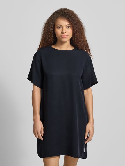 Frauenmodel trägt Figurumspielendes Freizeitkleid aus Lyocell von Marc O'Polo Denim, Optik: Unifarben, Mini-Länge, Rundhals-Ausschnitt, Label-Patch, Häkchen-Verschluss, Kurzarm, Materialverarbeitung: Piqué, Ganzkörperansicht von vorne.