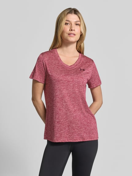 Frauenmodel trägt Regular Fit Sport-T-Shirt mit LOGO-Print Modell 'Tech SSV- Twist' von Under Armour in meliertem Rot, Damen Sport-T-Shirt von Under Armour, Ganzkörperansicht von vorne.