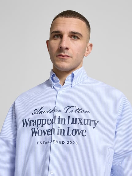 Männermodel trägt Regular Fit Freizeithemd mit Statement-Print von ANOTHER COTTON LAB, Baumwoll-Mix, Nahaufnahme Oberkörper.