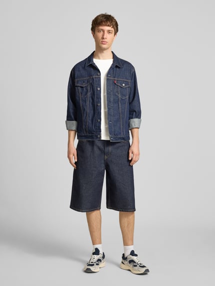 Männermodel trägt Regular Fit T-Shirt aus Baumwoll-Mix von Marc O'Polo Denim, unifarben, Rundhals, kurzarm, Ganzkörperansicht von vorne.