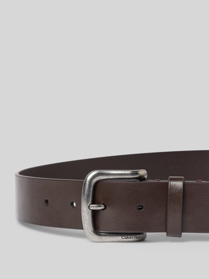Produktfoto, Gürtel mit Label-Detail von Calvin Klein in Braun mit mattem Finish, silberner Dornschließe und Label-Prägung, klassische Passform, Breite 3 cm