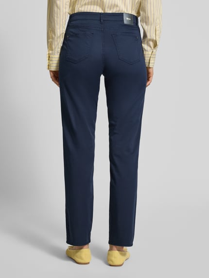 Frauenmodel trägt Hose mit Eingrifftaschen Modell 'Carola' von Brax aus Baumwoll-Mix mit Lyocell, dunkelblau, Regular Fit, Ganzkörperansicht Rückansicht.