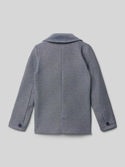 Junge trägt Blazer mit Reverskragen und aufgesetzten Taschen von Blue Seven, Blau, Baumwoll-Mix, Regular-Fit, Rückenansicht, Rückansicht Ganzkörperansicht.