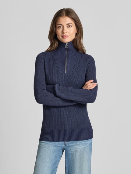 Frauenmodel trägt Regular Fit Strickpullover aus Viskose-Mix von Christian Berg Woman in Dunkelblau, gerippte Abschlüsse, langärmelig, Ganzkörperansicht von vorne.
