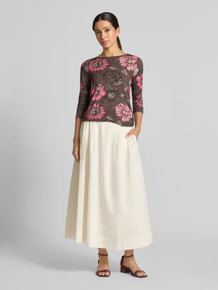 Kobieta modelka nosi T-Shirt im Allover-Look mit 3/4-Arm von Christian Berg Woman, mieszanka wiskozy i elastanu, krój slim fit, wzór na całej powierzchni, okrągły dekolt, rękaw o dł. 3/4, Długość tyłu w rozmiarze S: 55 cm, przód, całe ciało