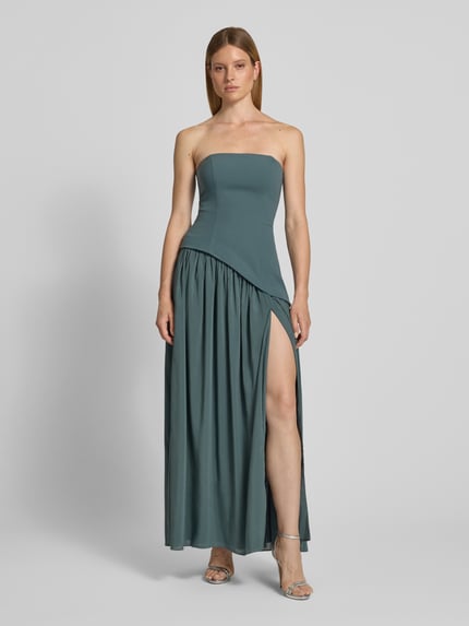 Frauenmodel trägt Cocktailkleid im Off-Shoulder-Look von Hey Kyla in Petrol, Material-Mix mit Stretch-Anteil, figurbetonter Schnitt, Maxikleid, Ganzkörperansicht von vorne. Rückenlänge bei Größe 36: 130 cm, Brustweite: 38 cm.