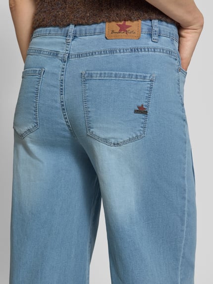 Kobiece model prezentuje Wide Fit Jeans mit Lyocell-Viskose-Anteil od Buena Vista, jasnoniebieski bawełniany materiał, 5 kieszeni, szerokość w rozmiarze S 40 cm, długość wewnętrzna nogawki 81 cm, detal tylnej części, zbliżenie