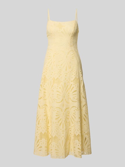 Productfoto, cocktailjurk met ajourwerk model 'Maya' van Forever New, puur katoen, A-lijn, midi-jurk, spaghettibandjes, geel, textuur zichtbaar.