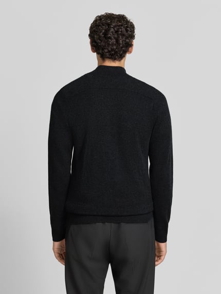 Männermodel trägt Regular Fit Troyer aus reinem kaszmir von FTC Cashmere, czarny, prążkowane wykończenia, Długość tyłu 68 cm, Długość rękawów 67 cm, Ganzkörperansicht Rückansicht