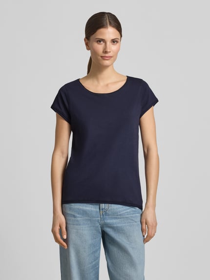 Frauenmodel trägt T-Shirt mit Rundhalsausschnitt von Christian Berg Woman in Dunkelblau, Reine Baumwolle, Regular-Fit, Rollsaum, Ganzkörperansicht von vorne. Rückenlänge bei Größe S: 61 cm.