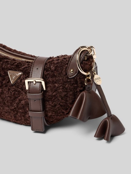 Productfoto, Handtasche aus Teddyfell Modell 'KATIE' van GUESS in donkerbruin teddybont met Labelapplicatie, schouderband, Hoofdvak met ritssluiting, Breedte 27 cm, Lengte 16 cm, Diepte 8 cm, schouderbandlengte 64 cm