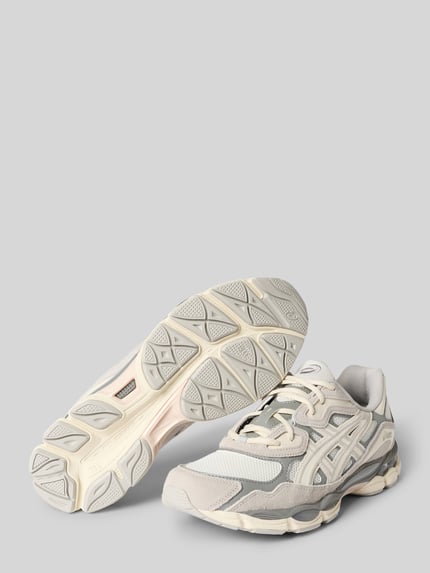 Produktfoto, Sneaker mit Kontraststreifen Modell 'GEL-NYC' von ASICS TIGER, creme-graue Töne, abgerundete Form, strukturierte Sohle, Schnürverschluss, sichtbare Absatzhöhe 4 cm, Schafthöhe 7 cm, Schaftweite 9 cm