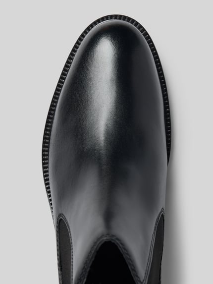 Produktfoto, Chelsea Boots aus echtem Leder Modell "Bonifacio" von bugatti, abgerundete Spitze, glatte schwarze Oberfläche, Detailaufnahme