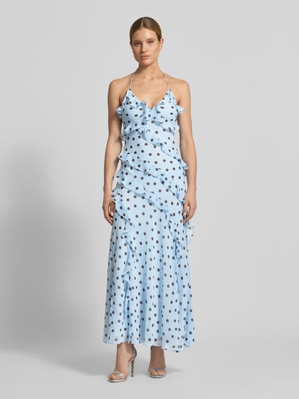 Frauenmodel trägt Maxikleid mit Volants Modell 'Kimberley' von Forever New aus hellblauem Chiffon mit schwarzen Punkten, A-Linie, Ganzkörperansicht von vorne. Rückenlänge bei Größe 36: 150 cm, Brustweite bei Größe 36: 36 cm.