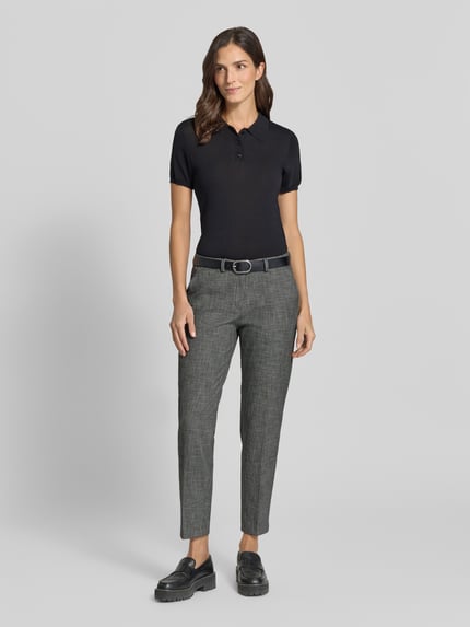 Frauenmodel trägt Regular Fit Hose mit Bügelfalten Modell 'Maron S' von BRAX in Melange-Optik mit Strukturmuster, Ganzkörperansicht von vorne.