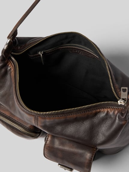 Produktfoto, Shoulder Bag mit Reißverschluss Modell 'Andrea' von LIEBESKIND BERLIN in braun mit Hauptfach, Außenfach, Innenfach, Überschlag, strukturierte Lederoptik, Maße: 33x18x10 cm, Schulterriemen 51 cm.