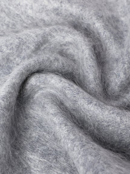 Produktfoto, Schal aus Kaschmir im unifarbenen Design von Christian Berg Woman, rechteckig, hellgrau, weiche Struktur, Detailaufnahme