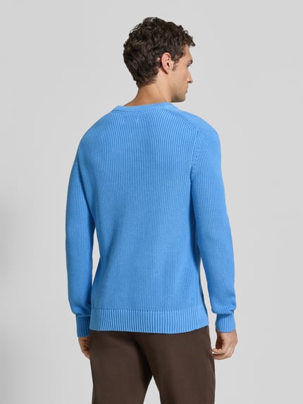 Männermodel trägt Regular Fit Strickpullover aus reiner Baumwolle von MCNEAL in Hellblau, strukturierte Oberfläche, Ganzkörperansicht Rückansicht. Herren Strickpullover, Rundhalsausschnitt, elastische Abschlüsse, Rückenlänge 73 cm, Ärmellänge 53 cm.