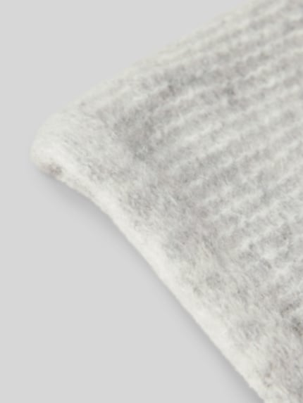 Produktfoto, Schal mit Kapuze Modell 'Atyre' von OPUS im Baumwoll-Mix mit Mohair-Anteil, helle Ripp-Optik, Detailansicht der Struktur