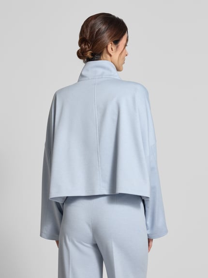 Vrouwenmodel draagt Boxy Fit Blazer met Stehkragen Modell 'ELSTOW' van Drykorn, lichtblauw materiaal-mix met viscose, ruglengte 49 cm, borstwijdte 71 cm, mouwlengte 42 cm, achteraanzicht hele lichaam.