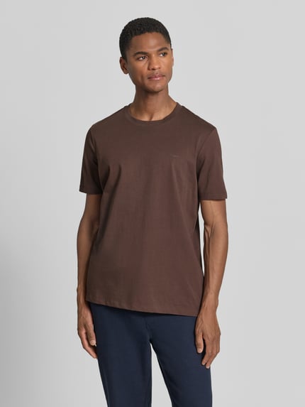 Männermodel trägt Regular Fit T-Shirt aus reiner Baumwolle von s.Oliver RED LABEL, unifarben, Rundhals, Kurzarm, Ganzkörperansicht von vorne.