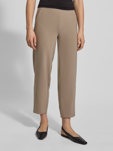 Vrouwenmodel draagt Stoffen broek in verkorte pasvorm Model 'ELENA' van Cambio, materiaalmix, los model, steekzakken, elastische band met logo, vooraanzicht volledig lichaam.