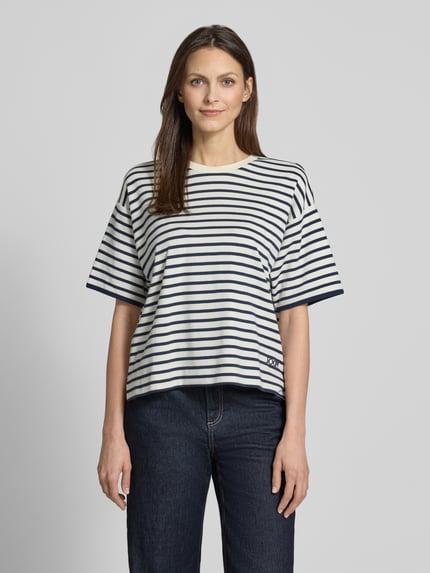 Frauenmodel trägt Boxy Fit Sweatshirt mit Rundhalsausschnitt Modell 'Tricia' von JOOP!, gestreift, reine Baumwolle, Ganzkörperansicht von vorne.