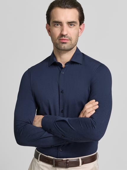 Männermodel trägt Slim Fit Business-Hemd mit Knopfleiste von CRUNA in Dunkelblau, Kentkragen, Material-Mix, Nahaufnahme Oberkörper.