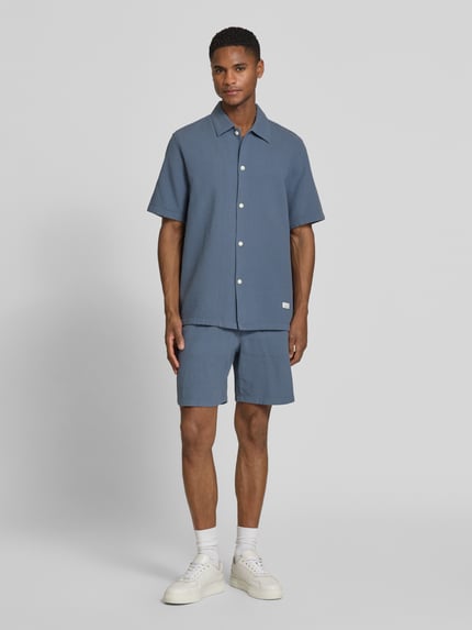 Männermodel trägt Regular Fit Freizeithemd aus reiner Baumwolle von Marc O'Polo Denim in Waffel-Struktur, Optik: Unifarben, Ganzkörperansicht von vorne.