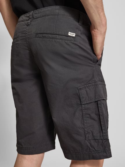 Männermodel trägt Shorts mit Cargotaschen Modell 'COLE MATTY' von Jack & Jones aus Reine Baumwolle im Regular-Fit, Ganzkörperansicht Rückansicht.