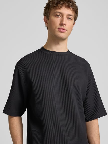 Männermodel trägt Regular-Fit T-Shirt in Plissee-Optik von REVIEW, Herren T-Shirt, Material-Mix mit Stretch-Anteil, Rundhalsausschnitt, Nahaufnahme Oberkörper.